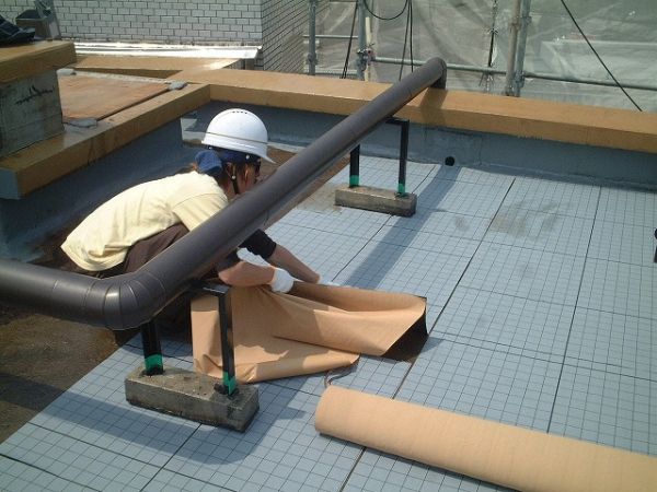 通気緩衝工法用シート貼り付け